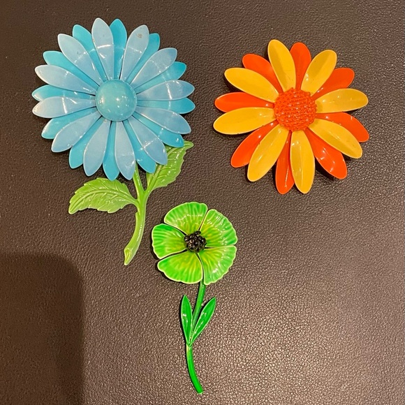 Vintage mid-century metal flower brooches - Picture 2 of 8